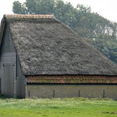 Boet, fraai in landschap gelegen. Rieten kap