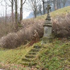 Kříž v Bartošovicích v Orlických horách u silnice mezi čp. 11 a 9