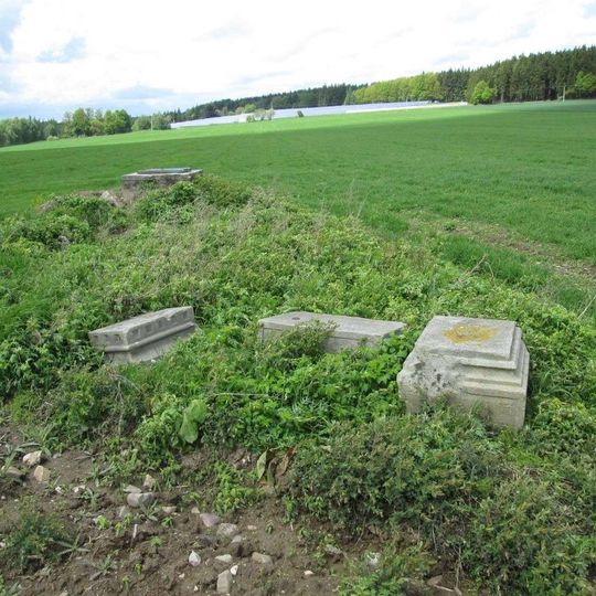 Kříž jihovýchodně od Štipoklas v poli