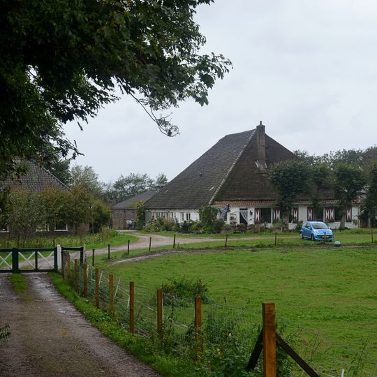 Nijenburg: kleine stolpboerderij, boerderij ten westen van het huis