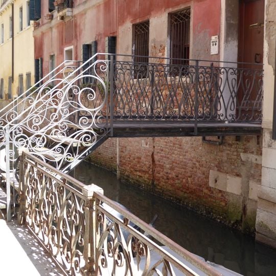 Private bridge of Ca' dei Conti at 4428/A