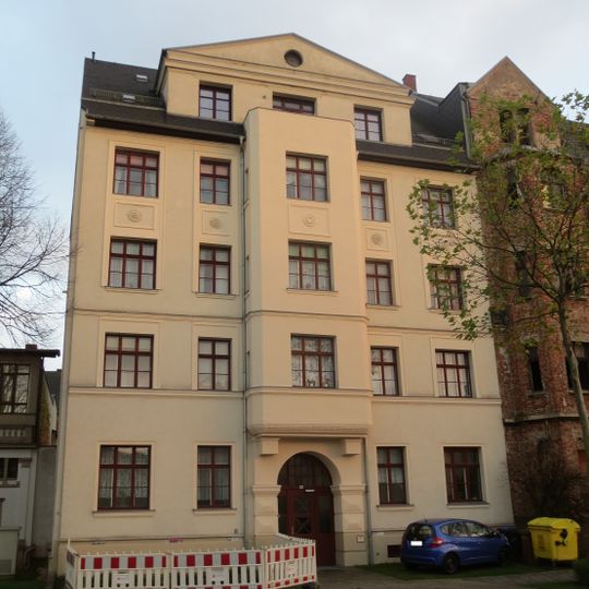 Mietshaus in halboffener Bebauung Dresdner Straße 64