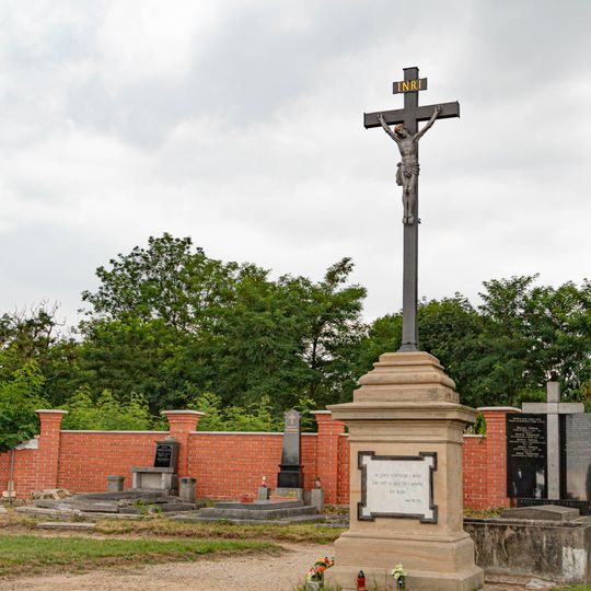 Centrální kříž na hřbitově v Dolním Bousově