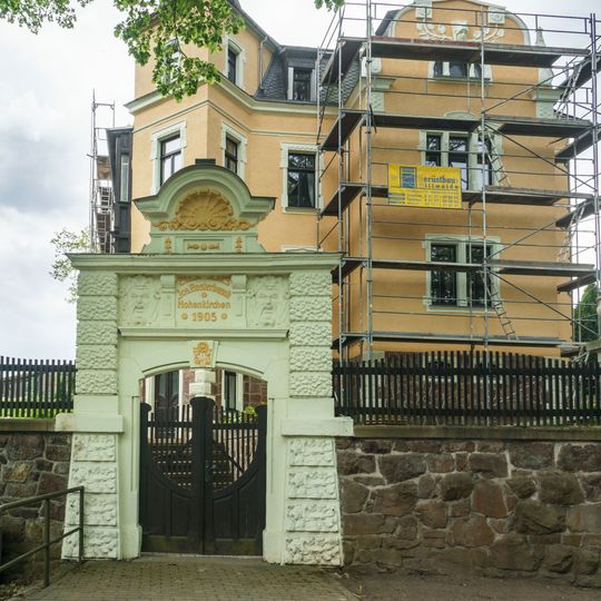 Villa mit Einfriedung, Eingangstor und Garten Burgstädter Straße 36