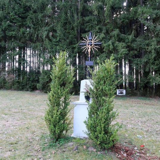 Kříž na místě bývalého hřbitova u Mirošovského lágru