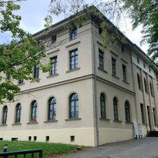 Wohnhaus in offener Bebauung, ehemalige Villa, später Heimgebäude Chemnitzer Straße 27