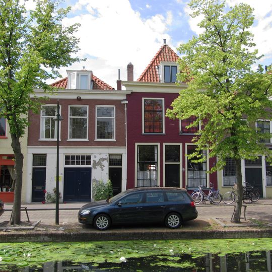 Eenvoudige, gave lijstgevel van parterre en verdieping