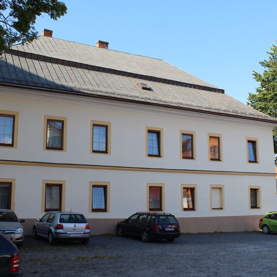 Kostol sv. Kríža s areálom, fara