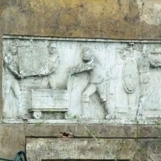 Relief an einem Wohnhaus Basteistraße 85