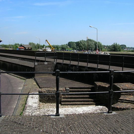 Walmuren, de dijk vormend