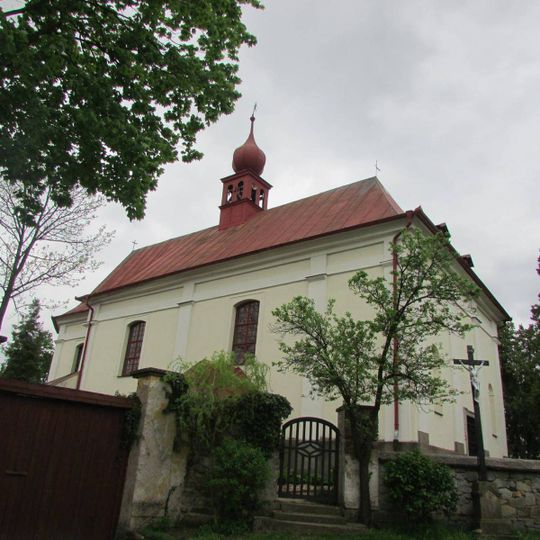 Kříž před kostelem Nalezení sv. Kříže ve Svatém Kříži