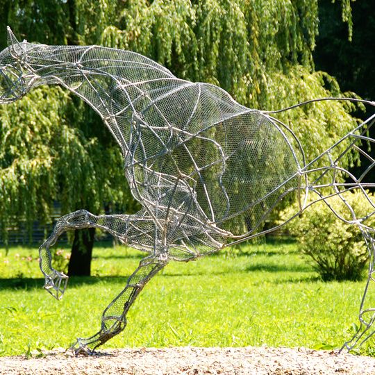 Kovová plastika Stříbrný kůň v zámeckém parku v Častolovicích