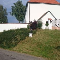 Kříž před kostelem ve Veliši