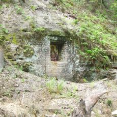 Skalní kaplička u silnice jižně od Dubé