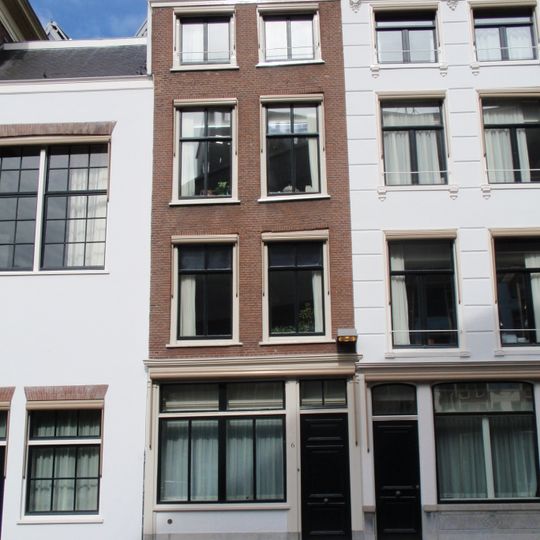 Pand met eenvoudige gevel met rechte kroonlijst