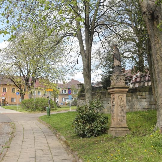 Socha svatého Jana Nepomuckého u kostela v Přepeřích