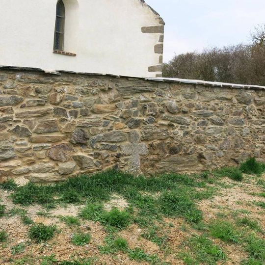 Smírčí kříž v ohradní zdi kostela svatého Petra severovýchodně od Stříbra