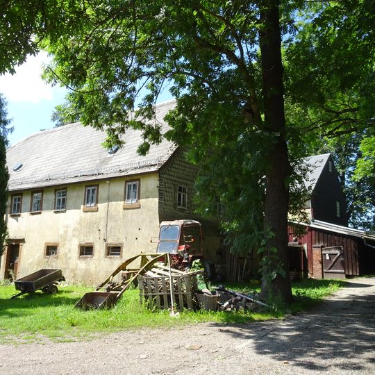 Wohnhaus und Scheune eines Dreiseithofes An den Gütern 5