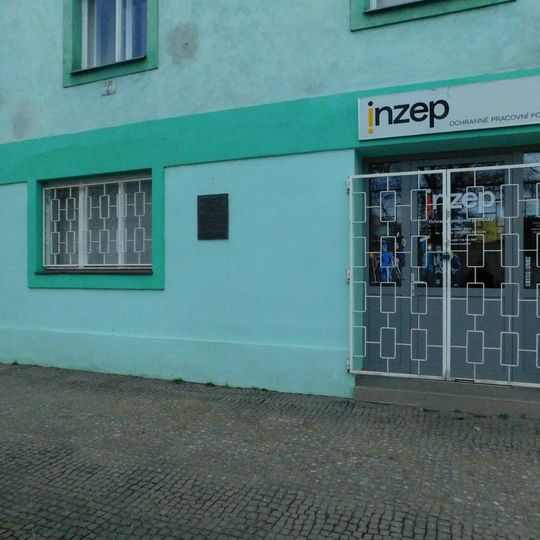 Pamětní deska obětem 2. světové války na domě U Průhonu 787/14 v Holešovicích