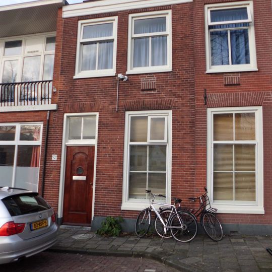 Pand met rechte kroonlijst, ingang met houten omlijstingen, plat dak