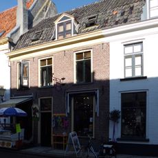 Woonhuis onder gewijzigd zadeldak, waarin dakvenster met vleugelstukken