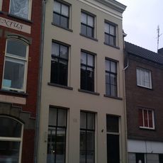 Pand met eenvoudige gepleisterde lijstgevel