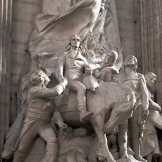 Commande publique 1917.Groupe sculpté surmonté d'un obélisque, orné d'une figure de la République et de drapeaux en bas-reliefs. Bonaparte à cheval entouré de quatre généraux.