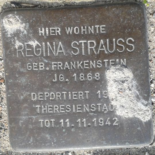 Stolperstein en memoria de Regina Strauss