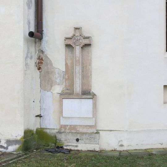 Kříž na zdi kostela svatého Jiří v Nymburku