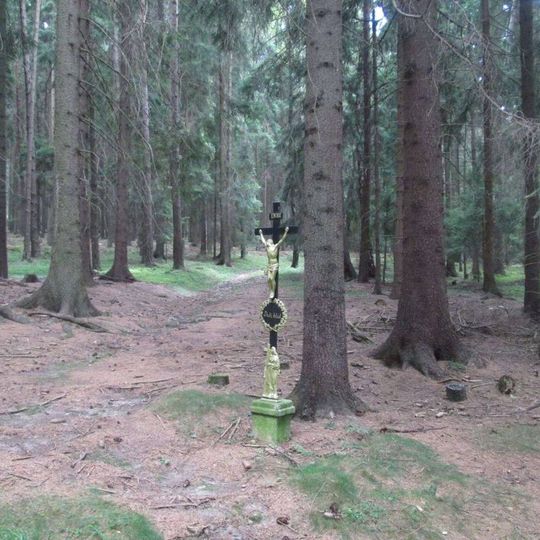 Kříž jižně od Vintířova v lese