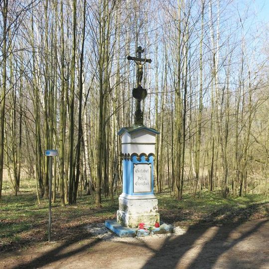 Kříž u cesty u Markvartického rybníka