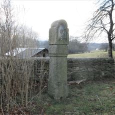 Boží muka u domu Luhová 1 na západním okraji Raspenavy