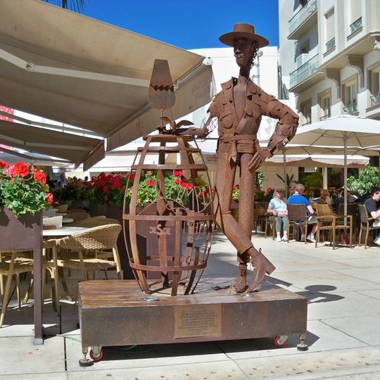 Monumento al 50º aniversario de Bodegas El Pimpi