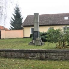 Pomník padlým na návsi v Ostré