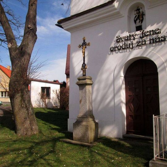 Kříž u kaple v Čejkovech