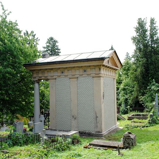 Cintorín sv. Rozálie, hrobka s reliéfmi