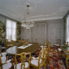 Eenvoudig woonhuis onder schilddak met hoekschoorstenen en aangebouwd pand onder apart zadeldak