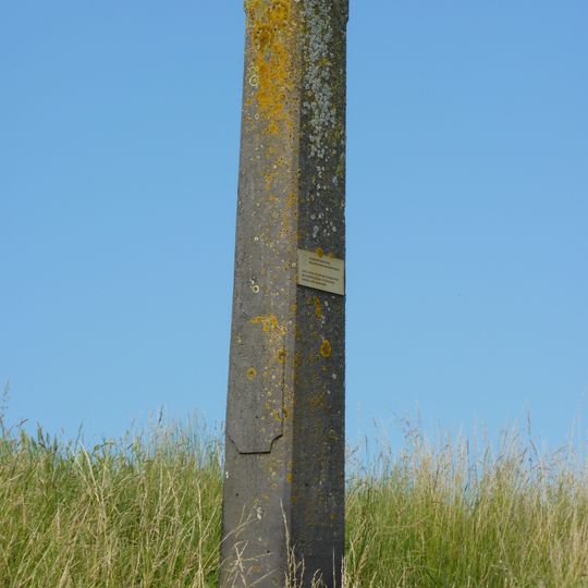Op de dijk naar Warder een grenspaal in de vorm van een obelisk