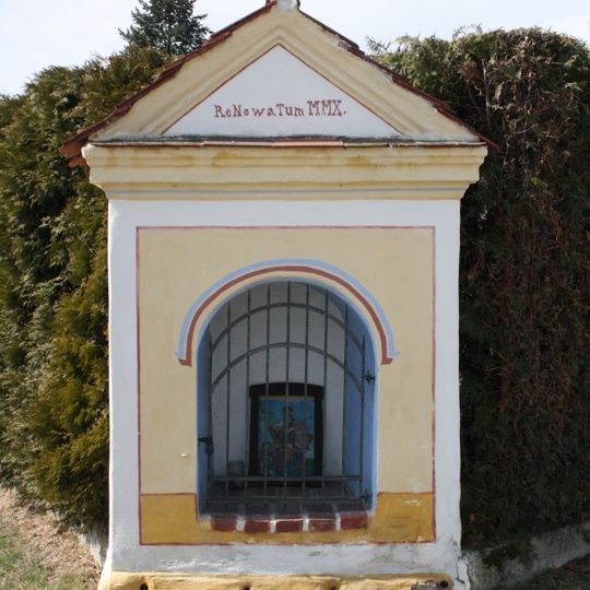 Výklenková kaple na návsi