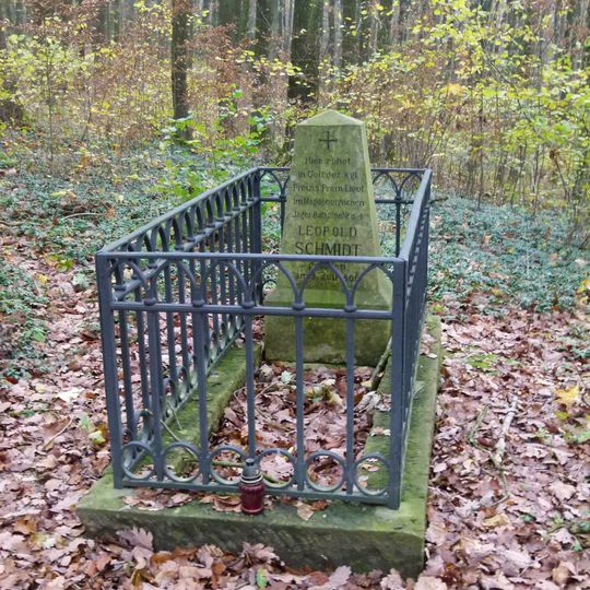 Pomník padlému pruskému nadporučíkovi Leopoldu Schmidtovi v bitvě 1866 v lese Svíb u Máslojed