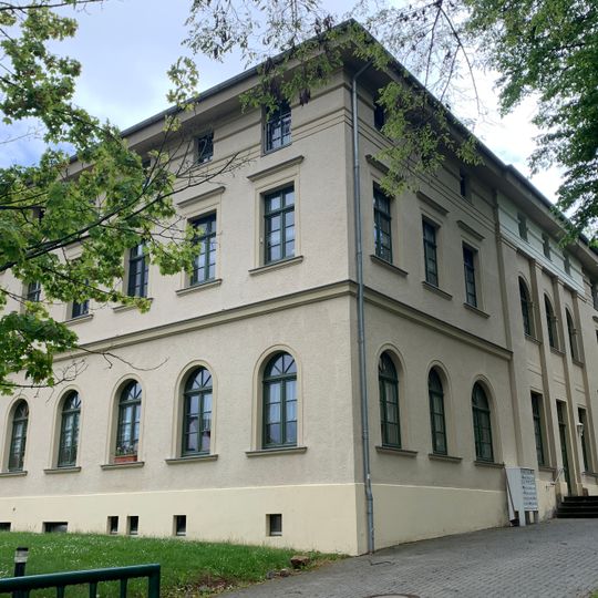 Wohnhaus in offener Bebauung, ehemalige Villa, später Heimgebäude Chemnitzer Straße 27