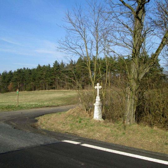 Kříž severně od Vidic u rozcestí