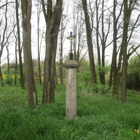 Kříž v lesíku u Lochousic