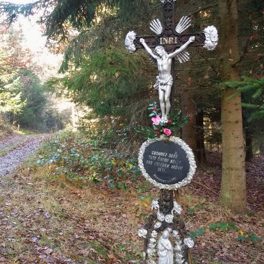Kříž u studánky u Mrhalu
