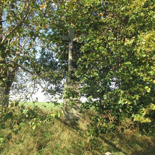 Kříž nad Znosimí v poli u stromu u obnovené cesty