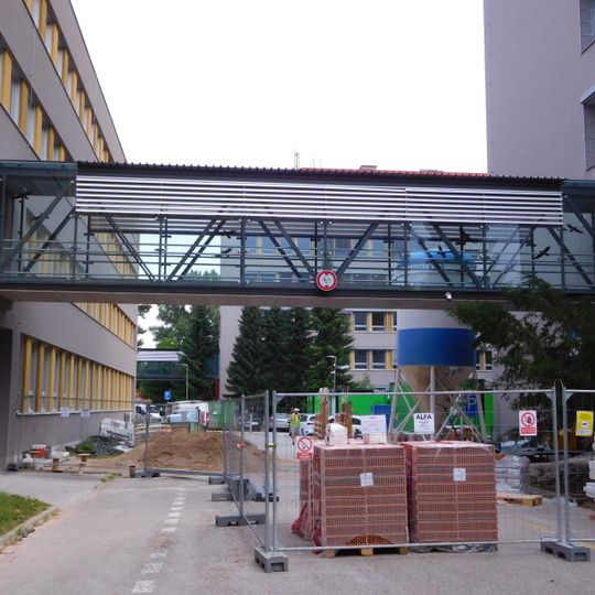 Lávka mezi budovami A2 a B2 v areálu Fakulty strojního inženýrství VUT v Brně