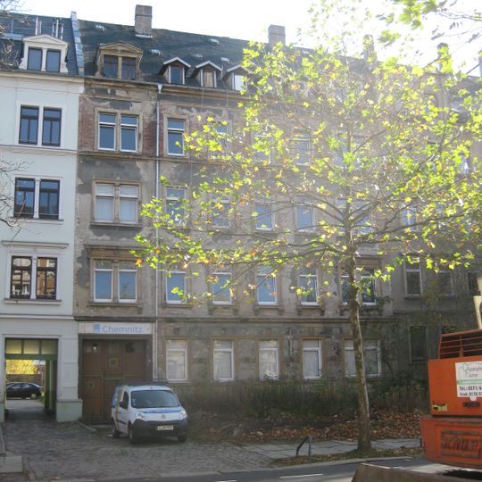 Mietshaus in geschlossener Bebauung mit Vorgarten Straße der Nationen 130