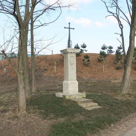 Kříž na rozcestí ve Lkáni