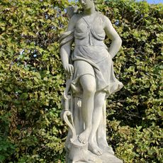 Socha bohyně Diana(Artemis) v zahradě zámku v Lysé nad Labem