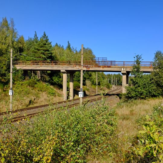 Most přes železniční trať proti Starému Sedlu